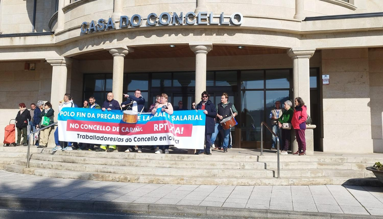 Protesta de los trabajadores municipales de Cariño frente al consistorio