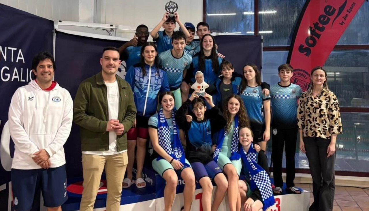 La delegación ferrolana, con el trofeo que la acredita como la más destacada