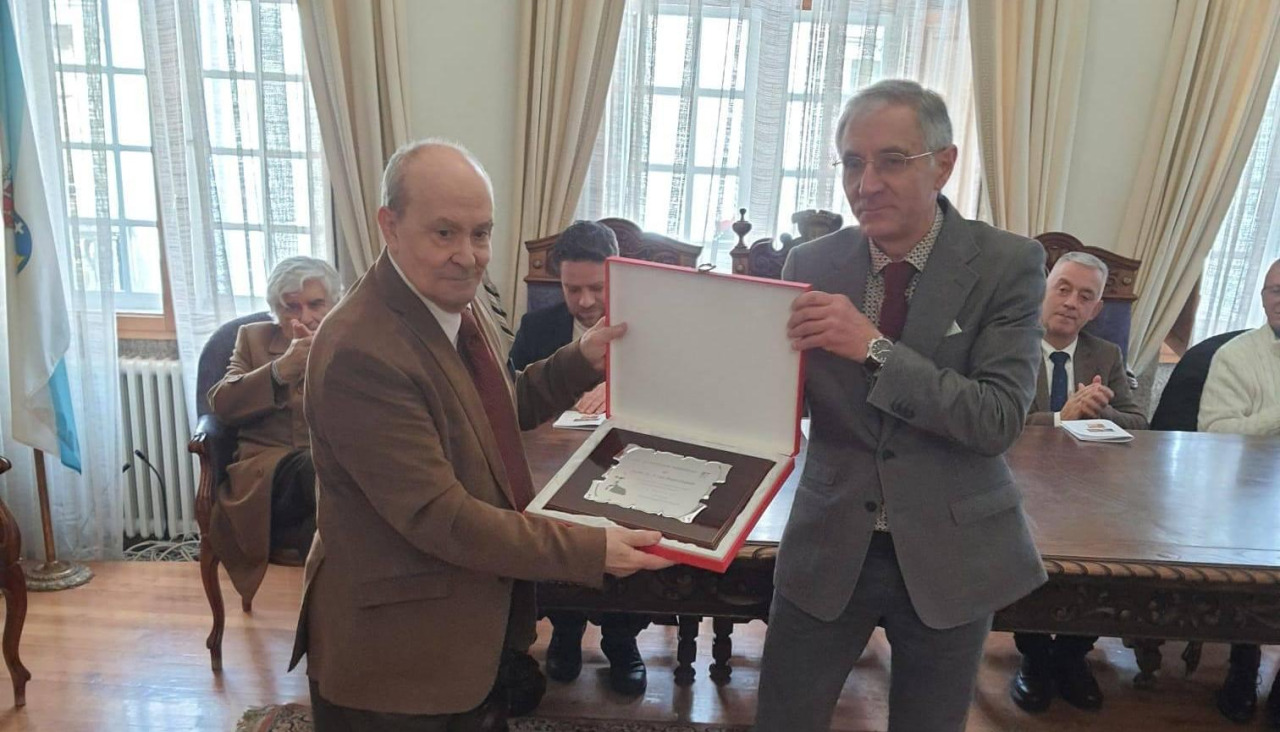 Girgado, a la izquierda, recibe la placa con el reconocimiento