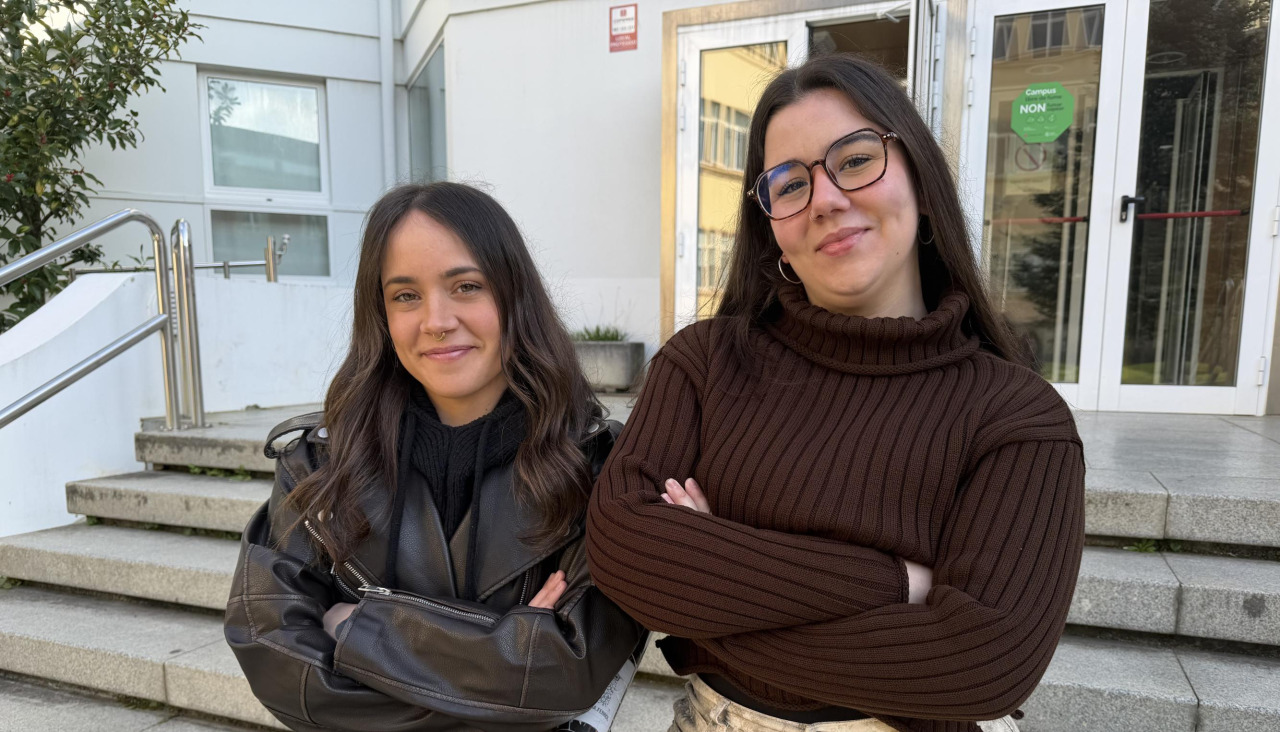 Lucía Martínez y Xuliana Lorenzo, presidenta y vicepresidenta del comité organizador del congreso, aparte de alumnas de Podoloxía