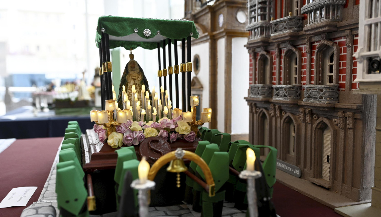 La Esperanza vuelve a tener paso de palio en la exposición de la plaza de España