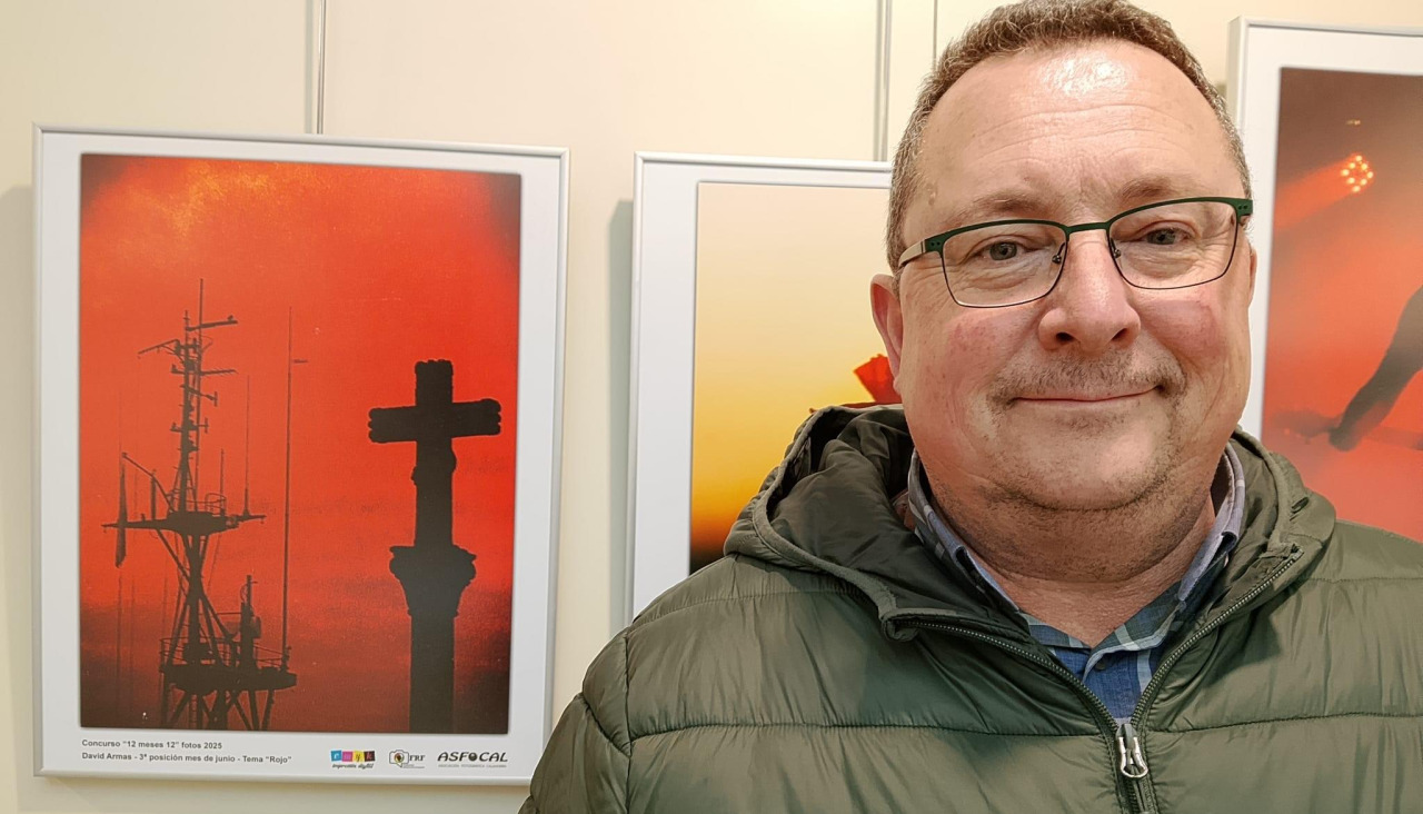 David Armas de Orte con su fotografía hecha en Ferrol al fondo