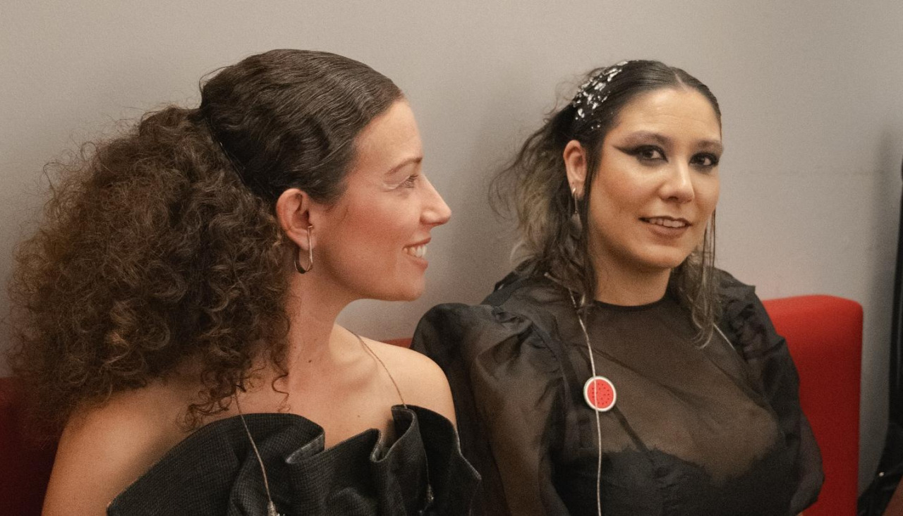 Media Carabela son Ana Moas (voz) e Alba Burke (teclado e sintetizadores)