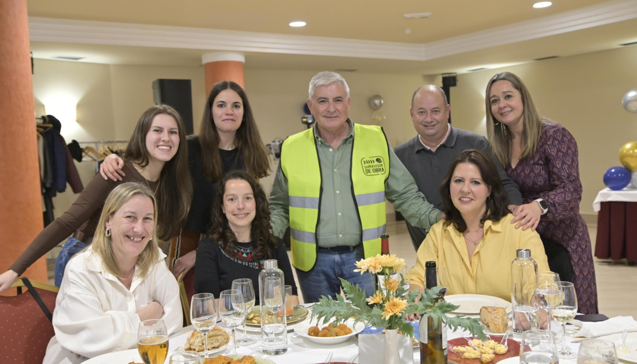 El protagonista junto a algunos de los participantes en el homenaje