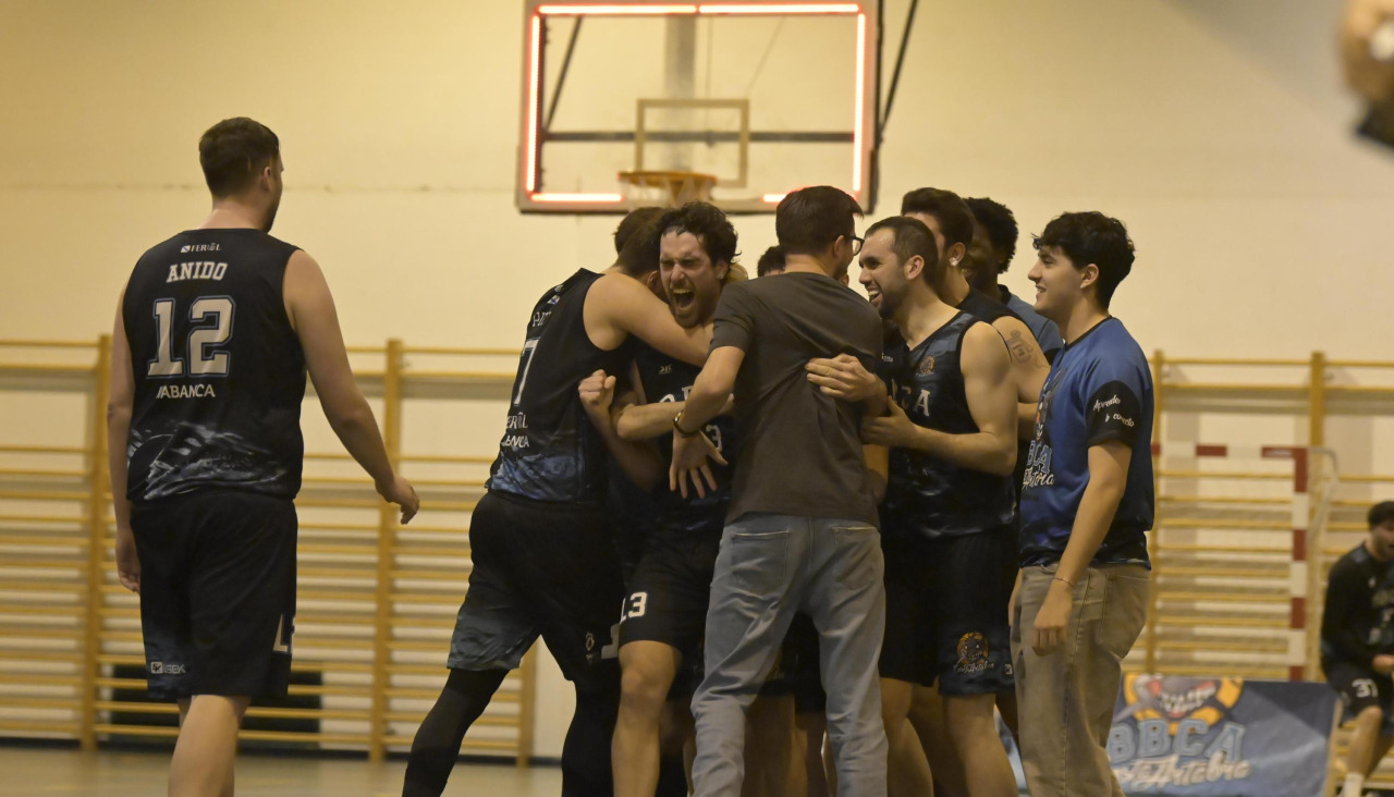 El Costa Ártabra festeja el triple sobre la bocina que le dio la victoria
