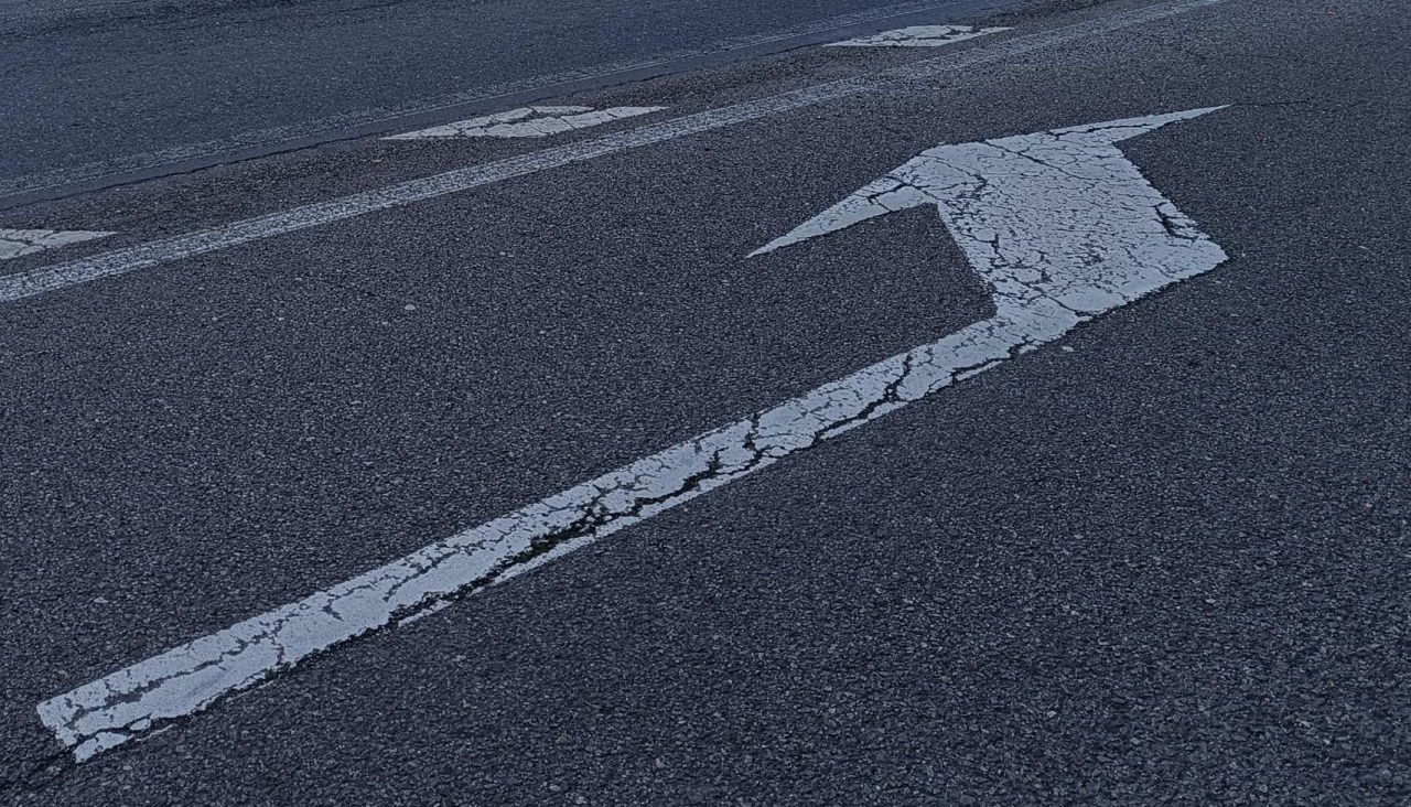 Mientras la raya continua apenas es visible, la indicación de girar a la izquierda no se ha borrado