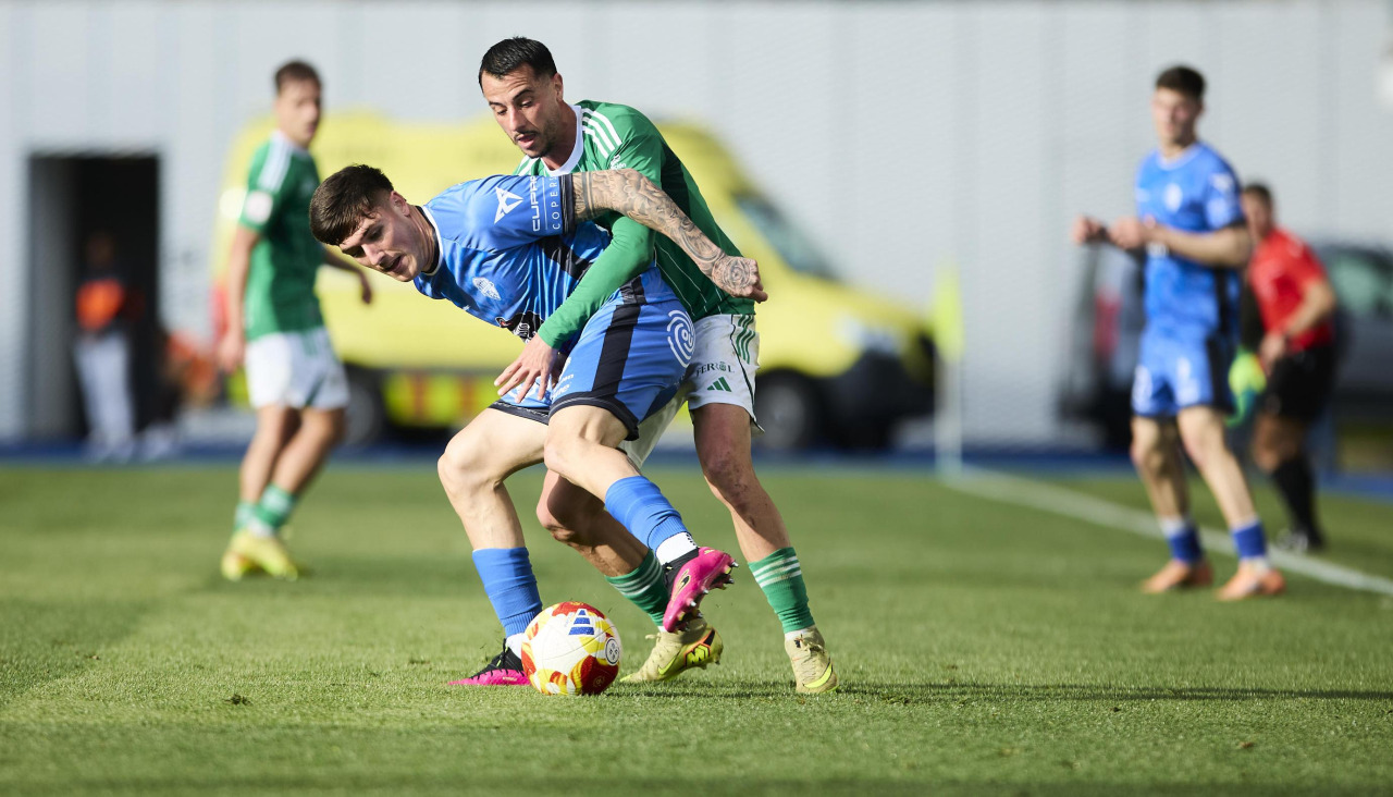Tejera pugna por arrebatarle el balón a un rival