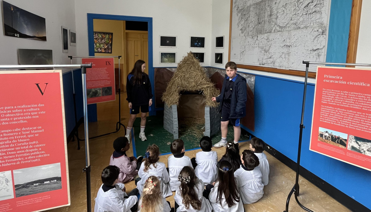 Los propios alumnos construyeron una recreación que les sirve para ejercer de profesores para las clases de Infantil