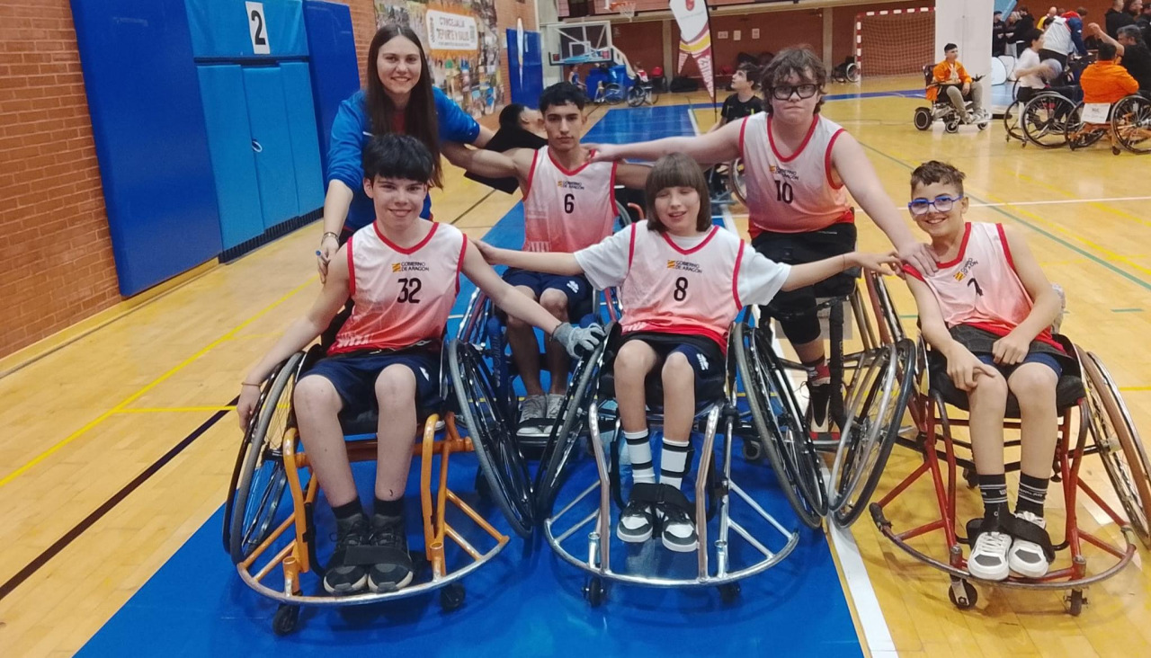 Anton Tenreiro, arriba a la derecha, con el equipo de Zaragoza