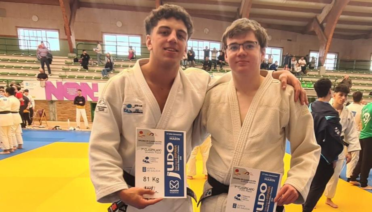 López y Tenreiro, con sus diplomas