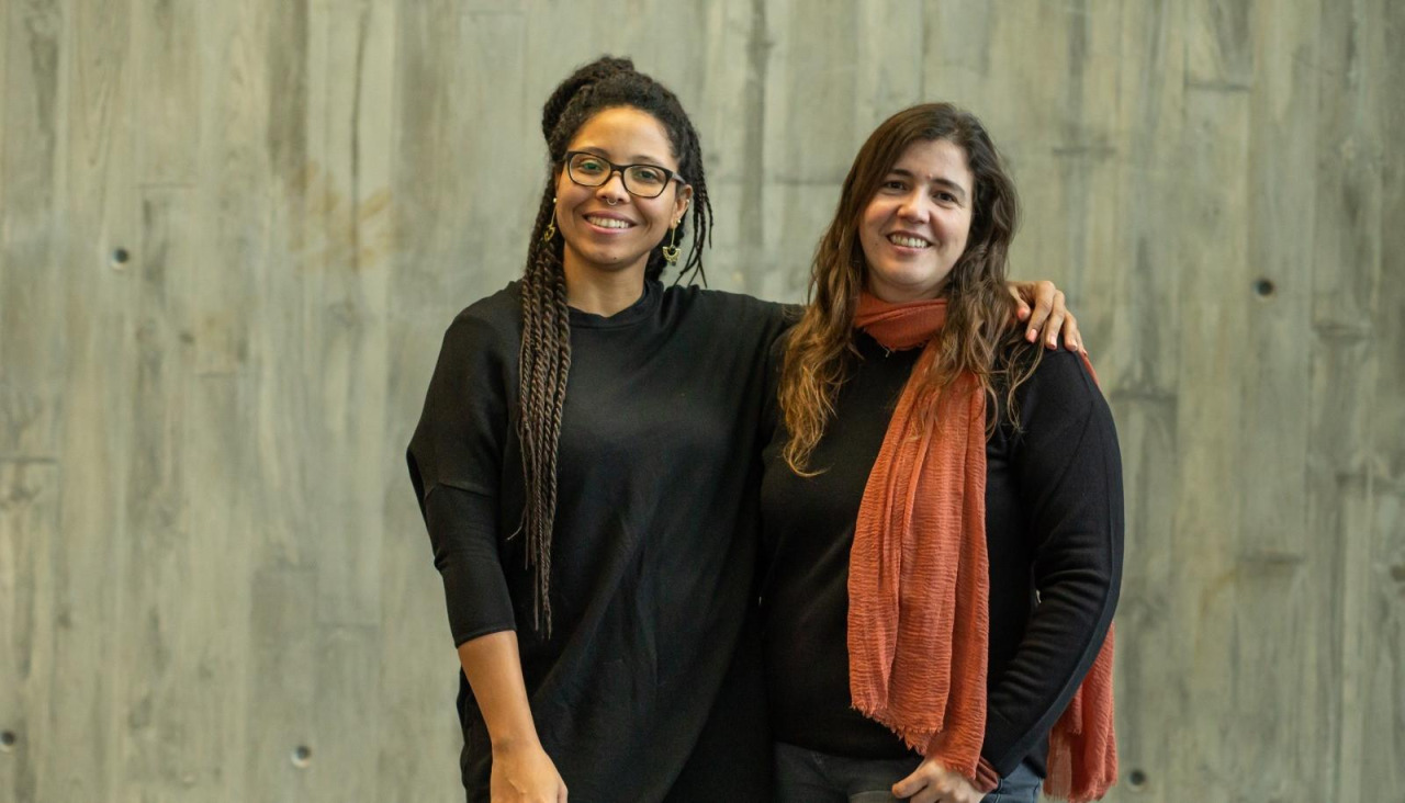 Zinthia Álvarez Palomino e Cristina Botana, as investigadoras que dirixiron o proxecto 'A Coruña entre memorias: historia, colonialismo e identidade'