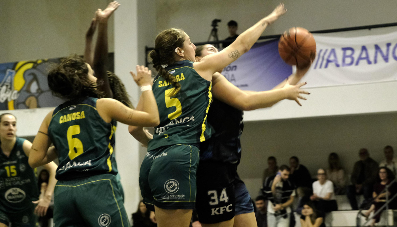 Raquel Porto, durante una imagen de archivo, trata de anotar
