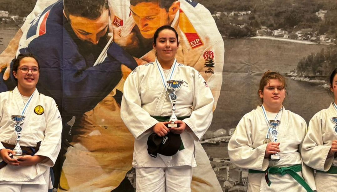 Alejandra Álvarez, con el trofeo que la acredita como la mejor en su peso