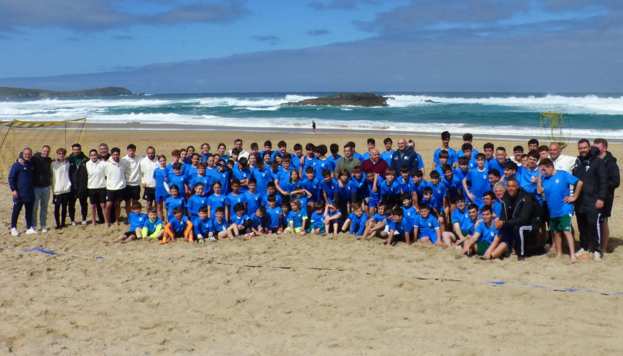 Más de un centenar de jóvenes disfrutaron de esta jornada de fútbol playa en A Frouxeira