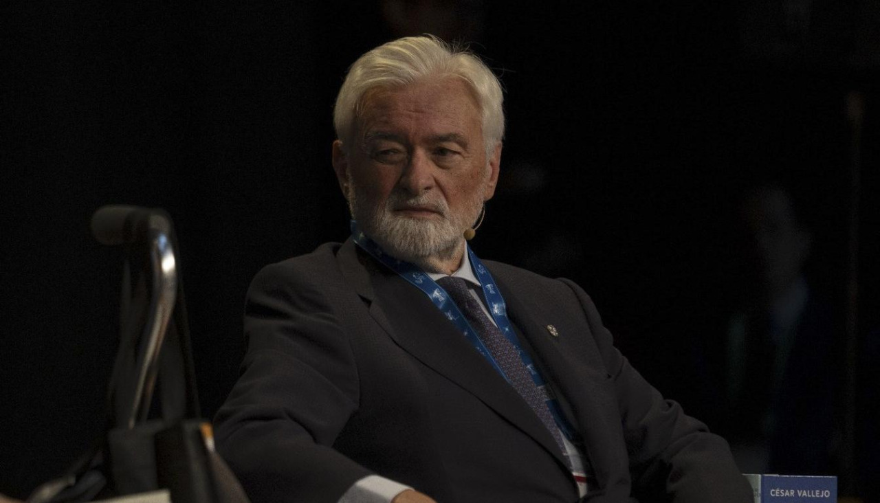 En su trayectoria destaca su labor como crítico literario en ABC y El Mundo