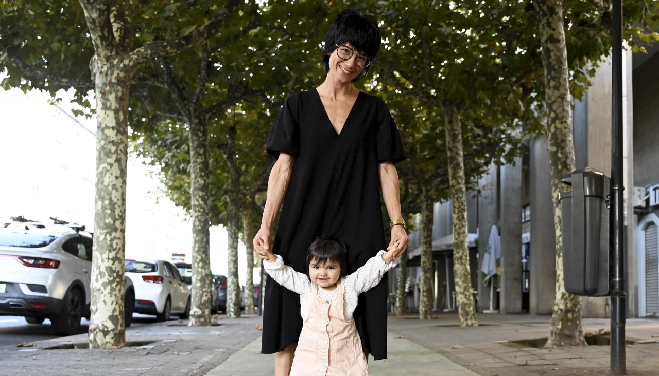 Julieta con Lucía, su madre, de paseo en octubre de 2025