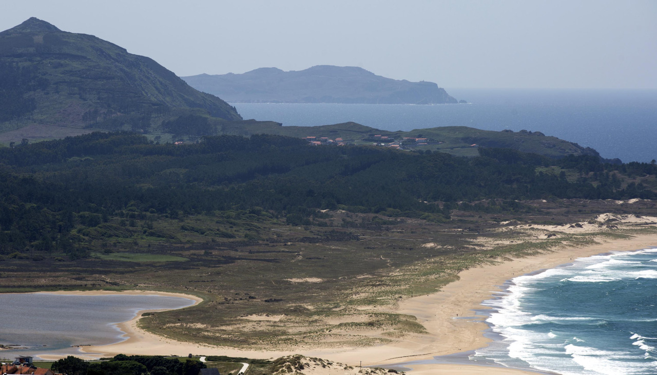 Vistas a la laguna y playa de A Frouxeira