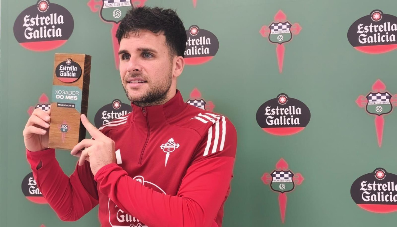 El ilicitano, con el trofeo que lo acredita como el más destacado del pasado mes de marzo