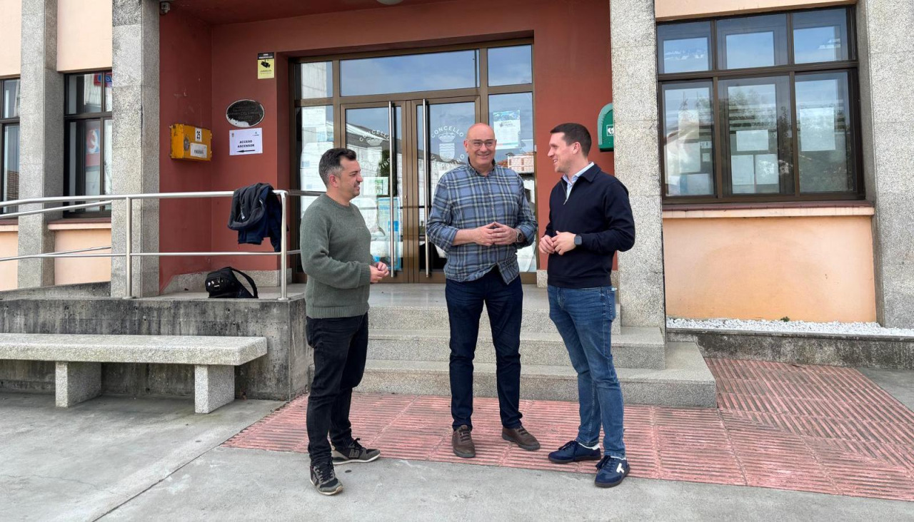 Los socialistas a la entrada de la casa consistorial de Valdoviño