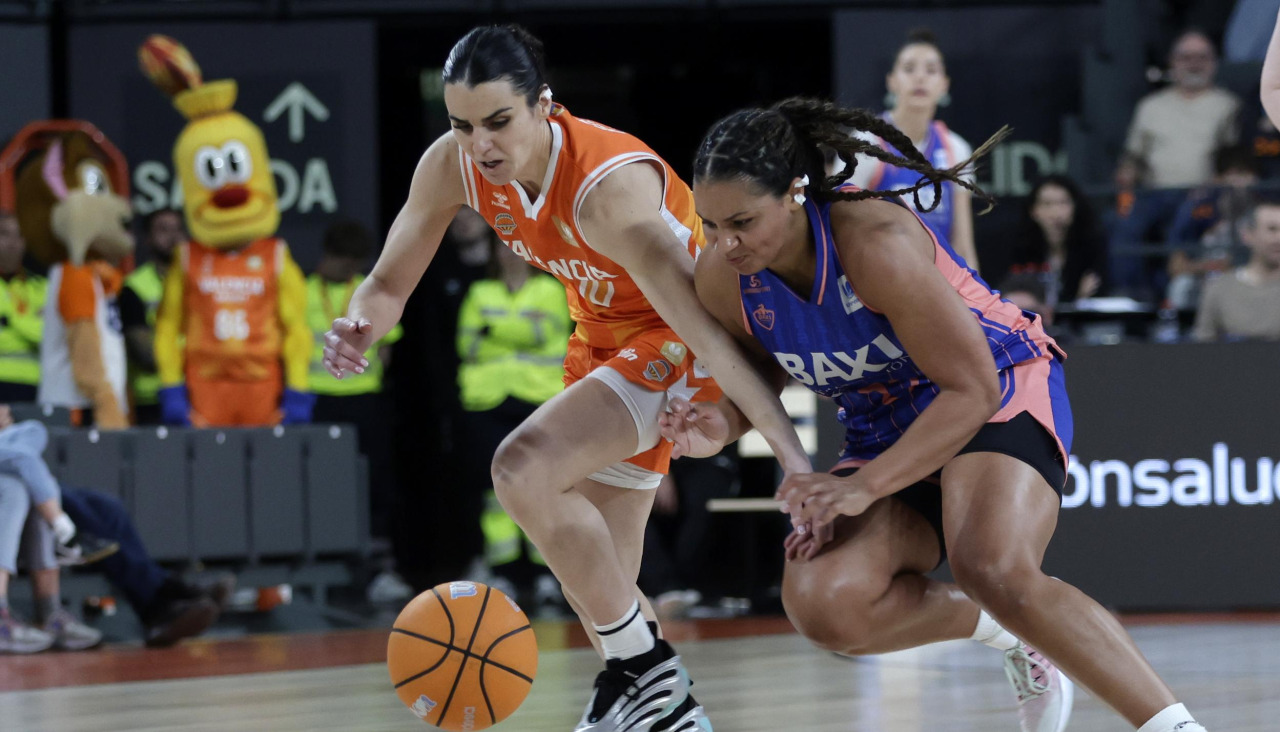 Moira Joiner trata de pelear un balón con una jugadora rival