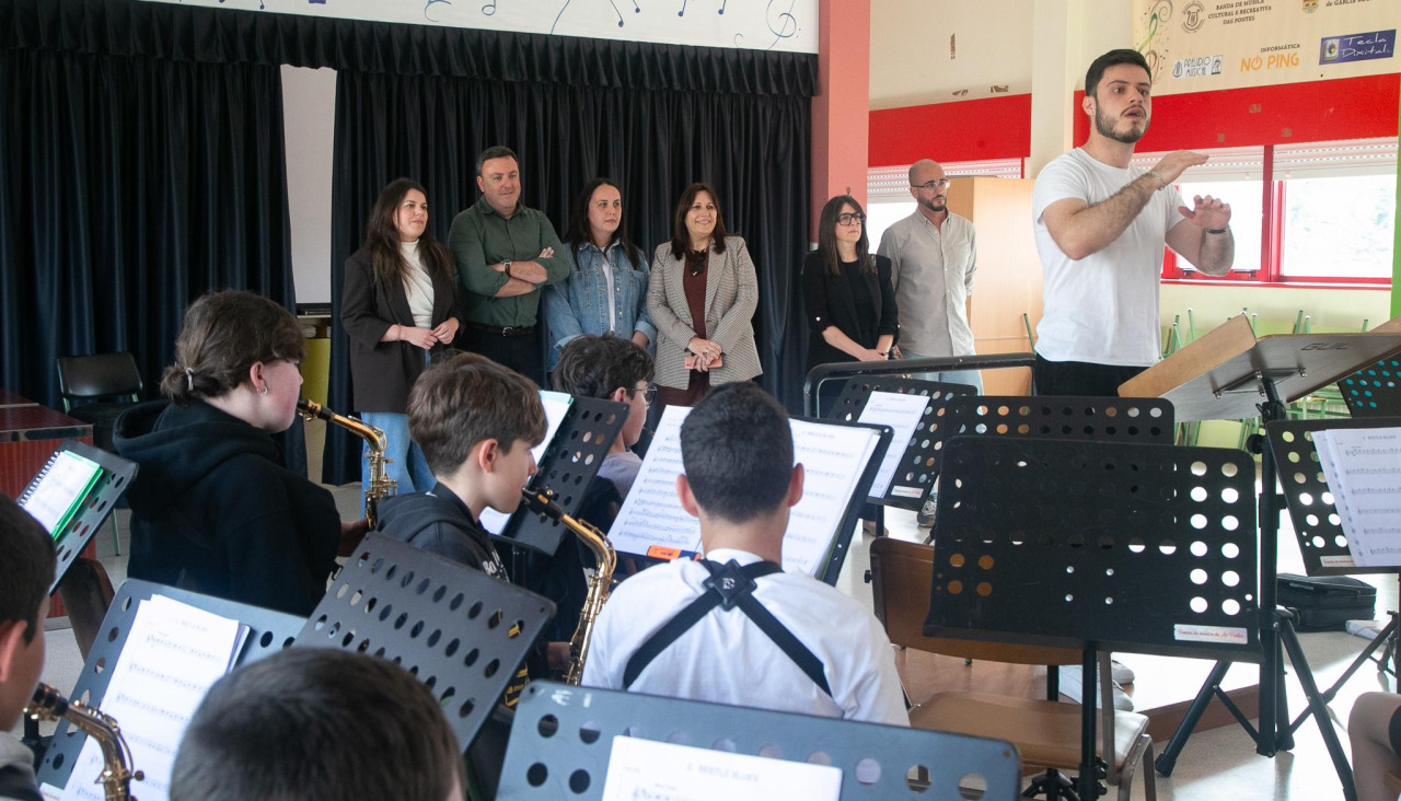 Ensayo de la Banda de Música das Pontes durante la visita institucional de la Diputación de A Coruña