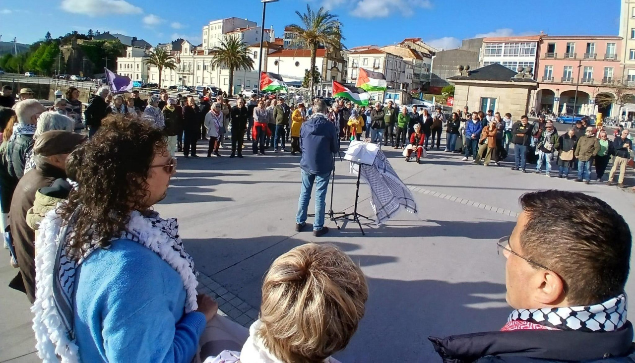 Las letras de 'Ferrol' en Curuxeiras sirvieron de escenario a un evento que duró cerca de dos horas