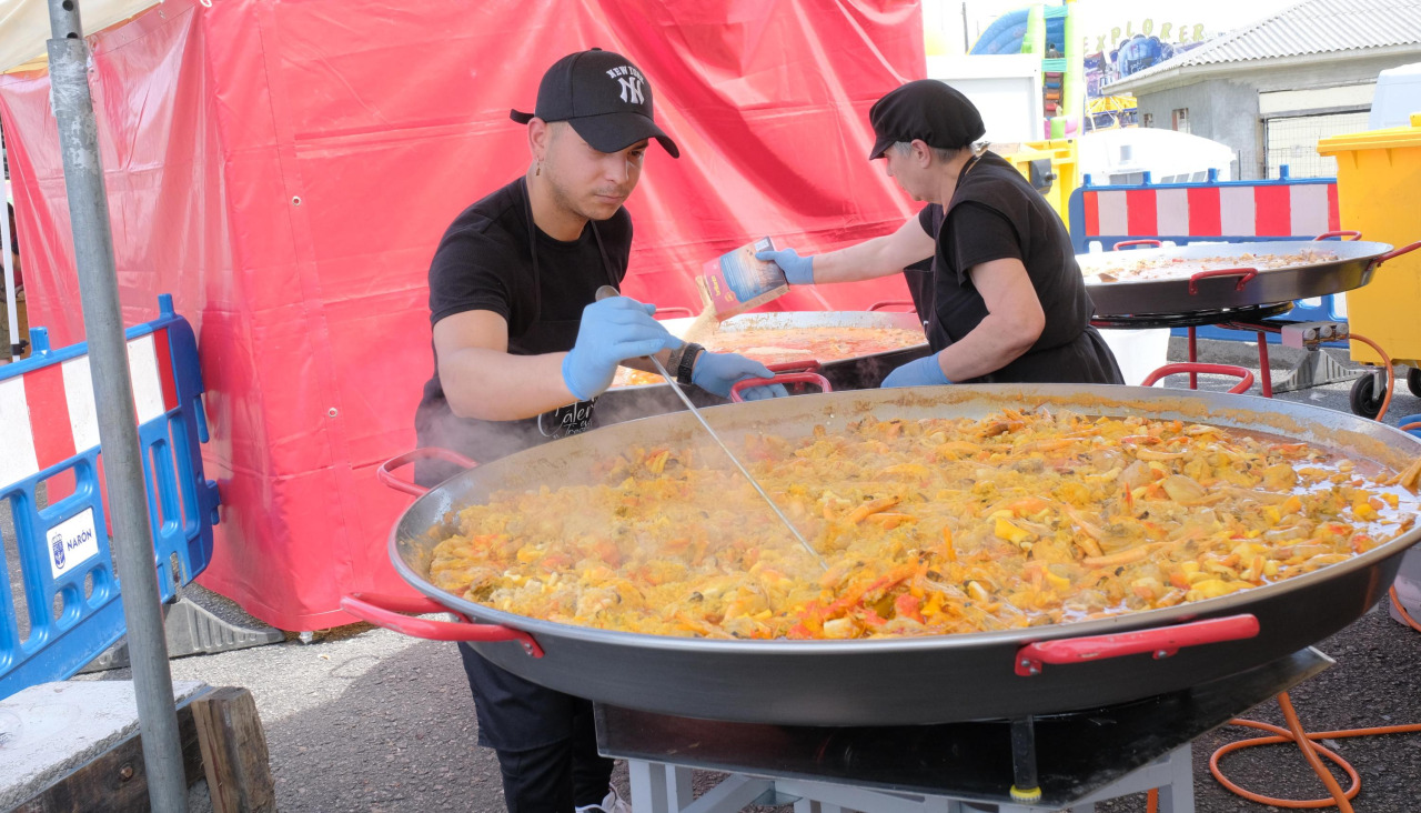 Las grandes paellas son habituales en estas fechas, como esta de las pasadas fiestas de O Alto