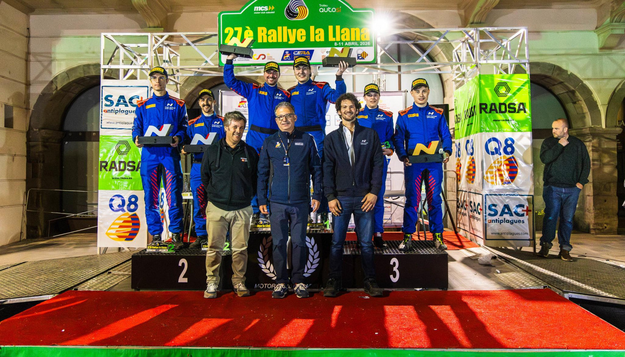 Alejandro Medín e Iván Bouza, en el centro de la imagen, levantando el trofeo de ganador del Rallye La Llana