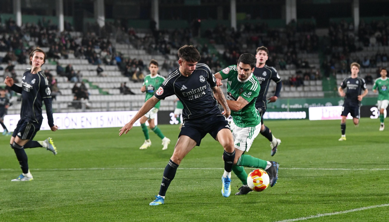 Pascu lucha con Valdepeñas durante el duelo del pasado sábado entre el Racing de Ferrol y el Real Madrid Castilla