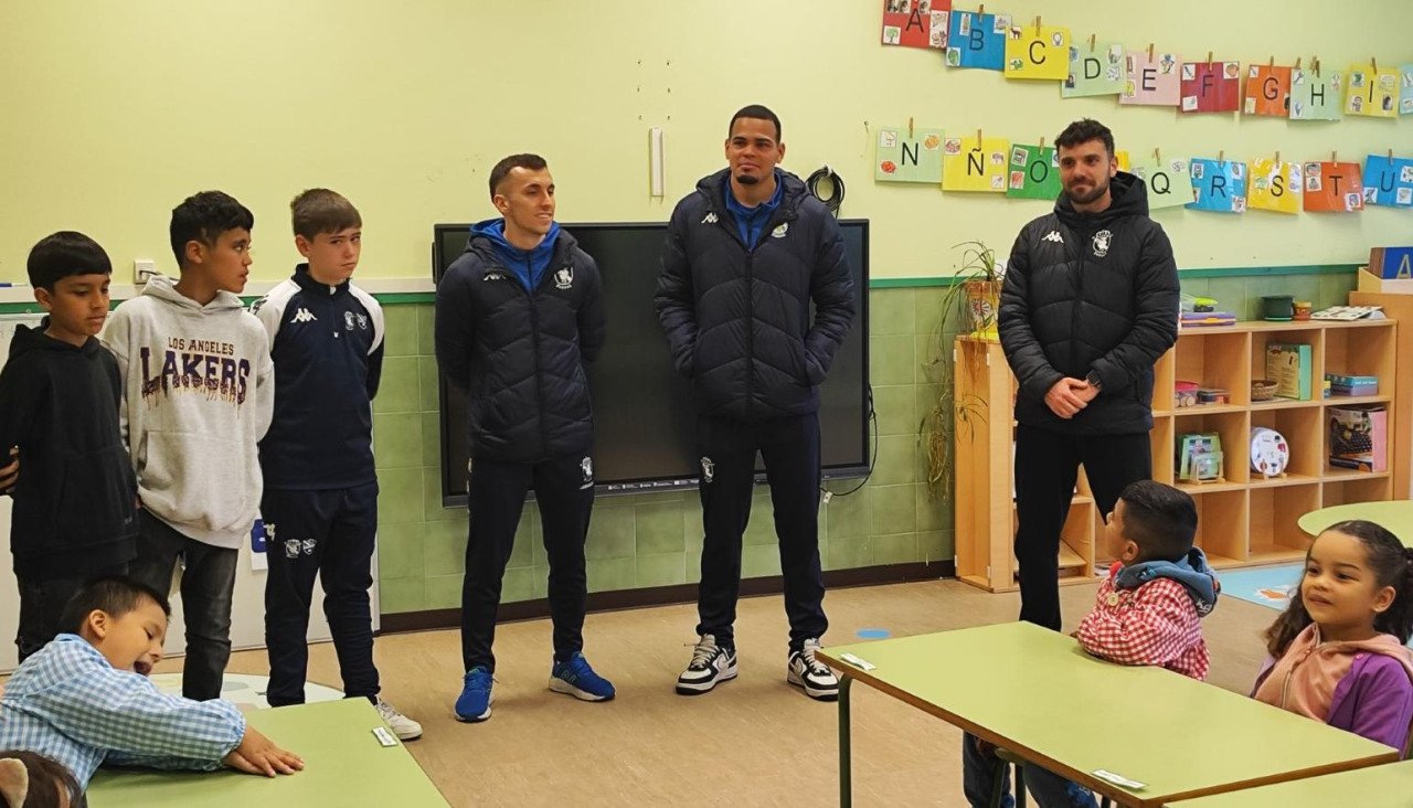 Turbi, Caio César y Ángel Padín, con algunos alumnos del centro escolar