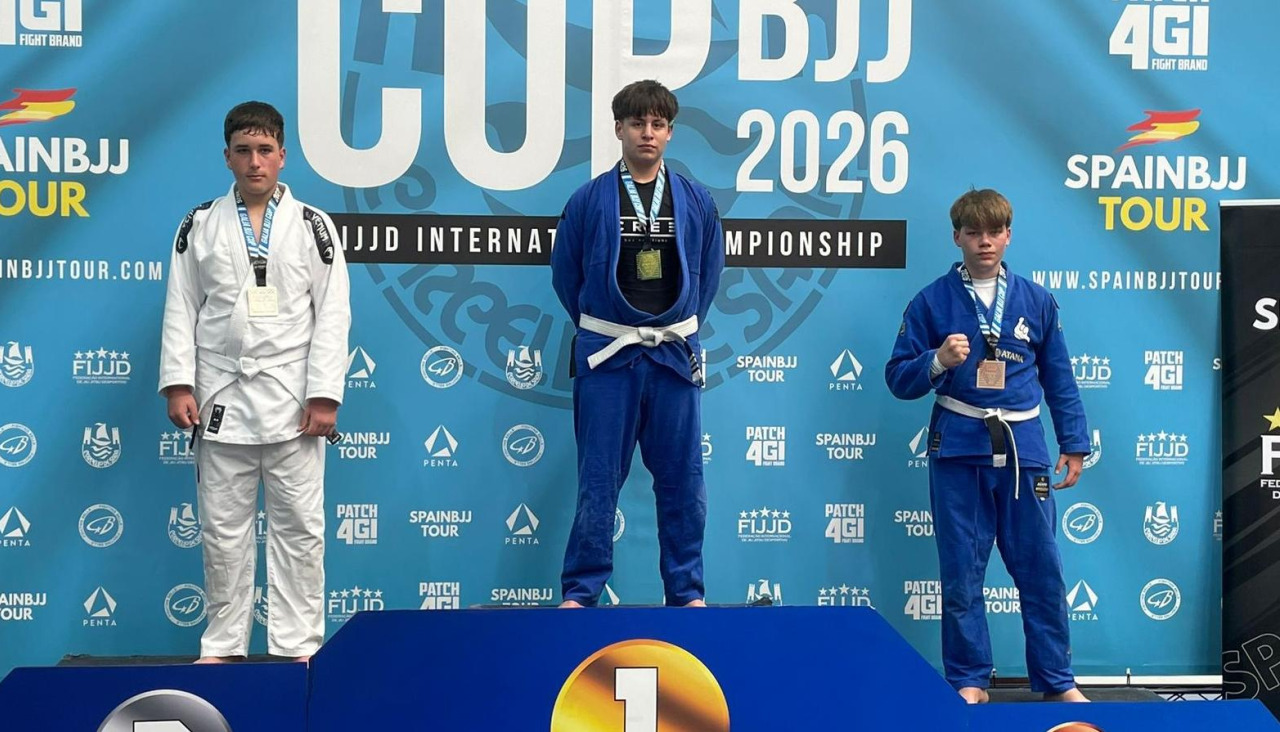 Jesús Balado, a la izquierda, en el segundo escalón del podio