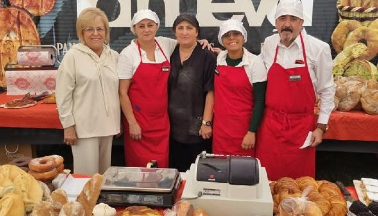Evangelina Barros, junto a sus empleados en la Festa do Pan de Neda