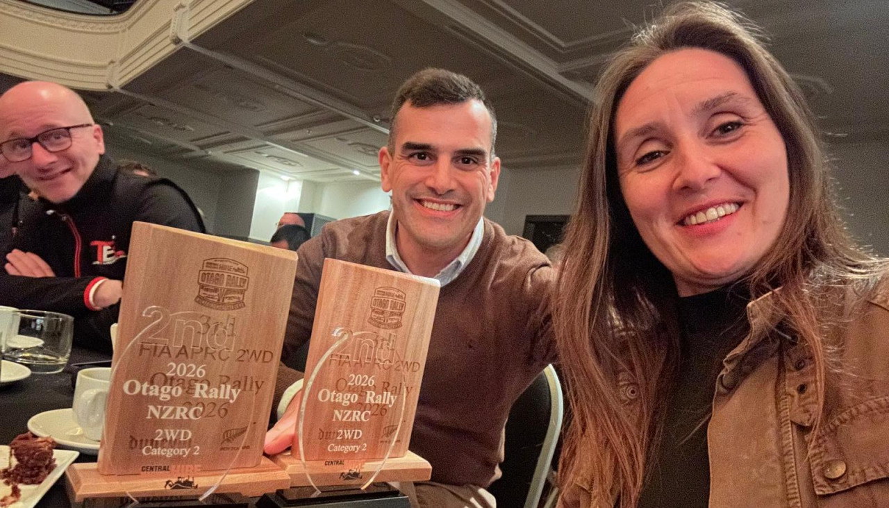 Fátima Ameneiro y Édgar Vigo posan con el trofeo conseguido en el Rally de Otago