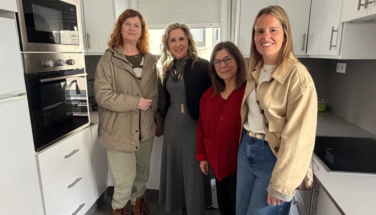 Aneiros y Freire en su visita a una vivienda de Pontedeume