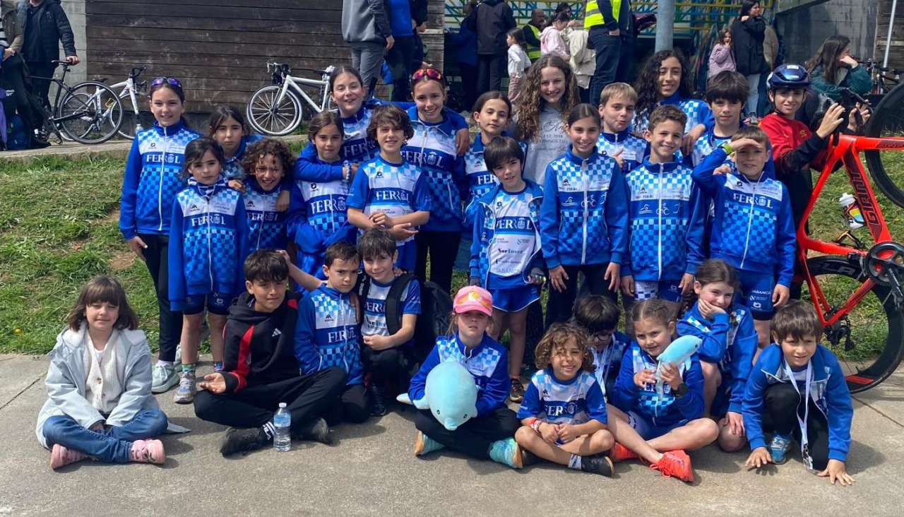 Imagen de familia de la numerosa delegación de la Escola Javier Gómez Noya del Triatlón Ferrol