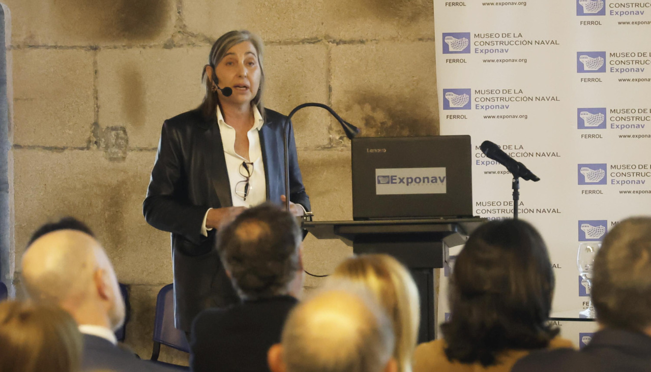 conferencia de Ana Laborde de la cátedra jorge juan, en sala Carlos III de exponav