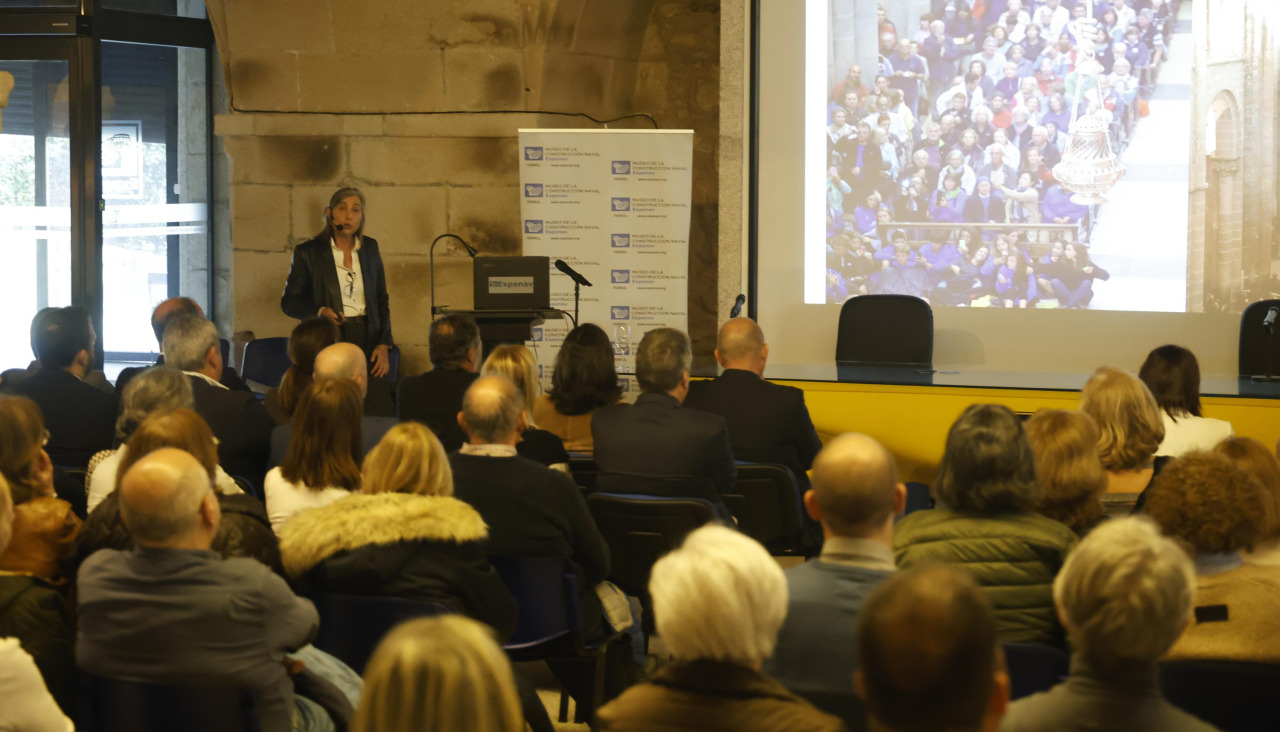 conferencia de Ana Laborde de la cátedra jorge juan, en sala Carlos III de exponav