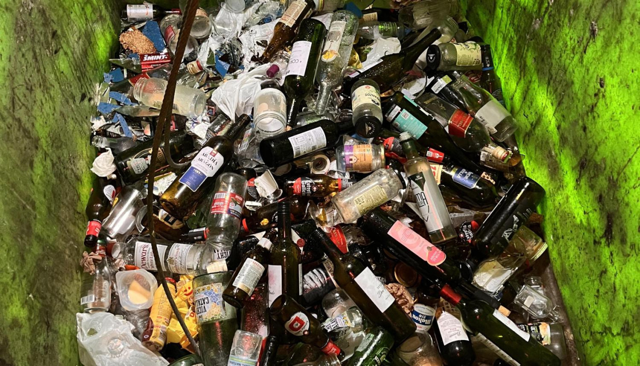Botellas de vidrio en el fondo de un iglú