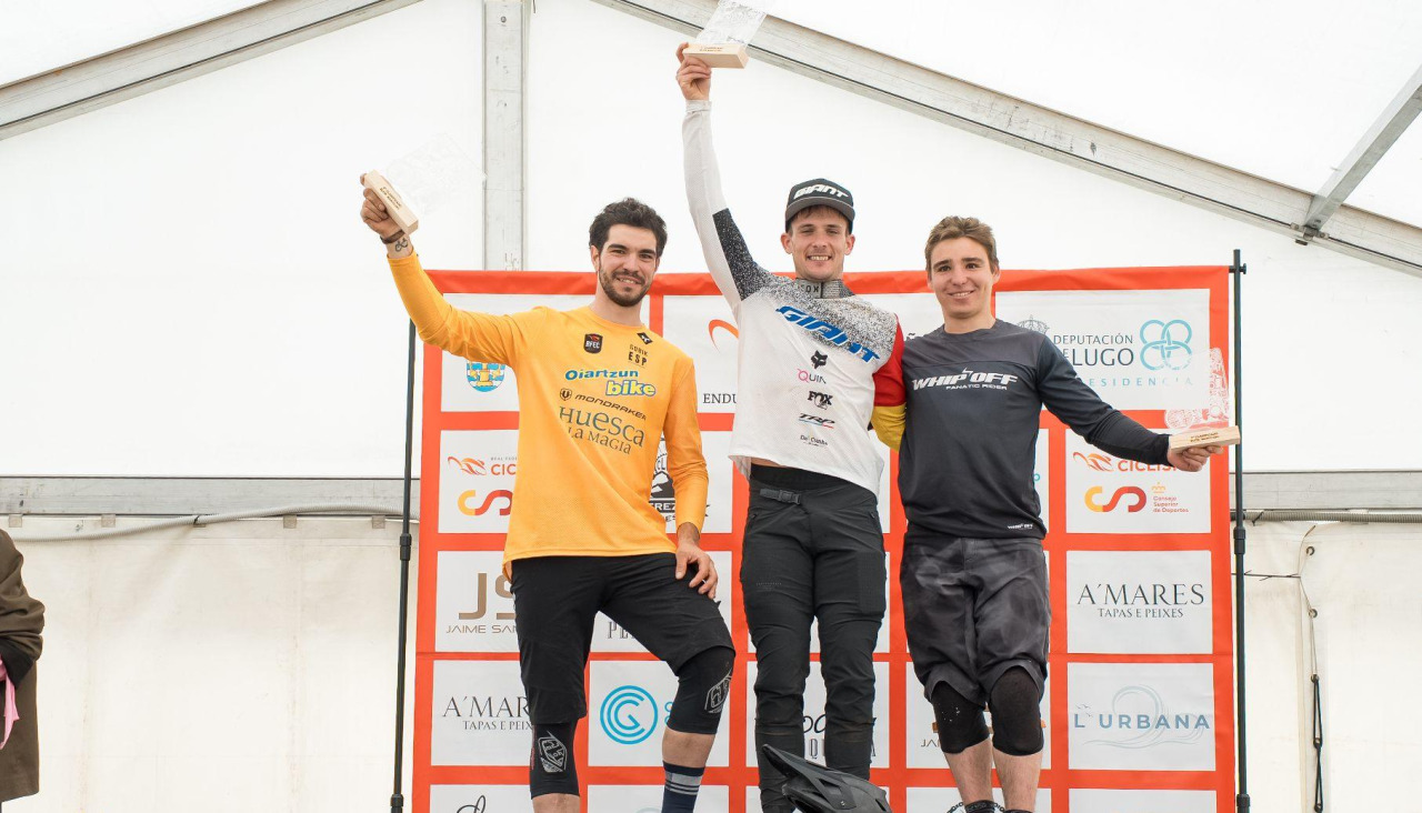 Marco Veiga posa con su trofeo de campeón de la segunda prueba de la Copa de España