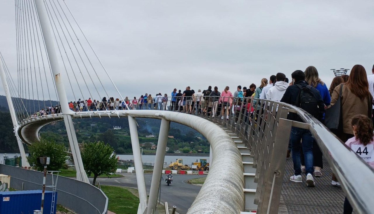 Participantes por la pasarela del paseo de A Malata