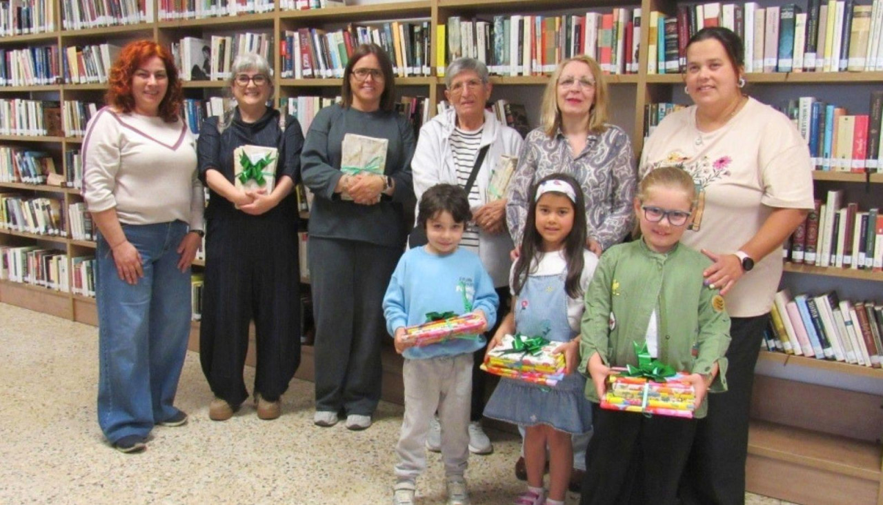 Foto dos mellores lectores da biblioteca municipal de Neda, coas concelleiras de Cultura e Sanidade