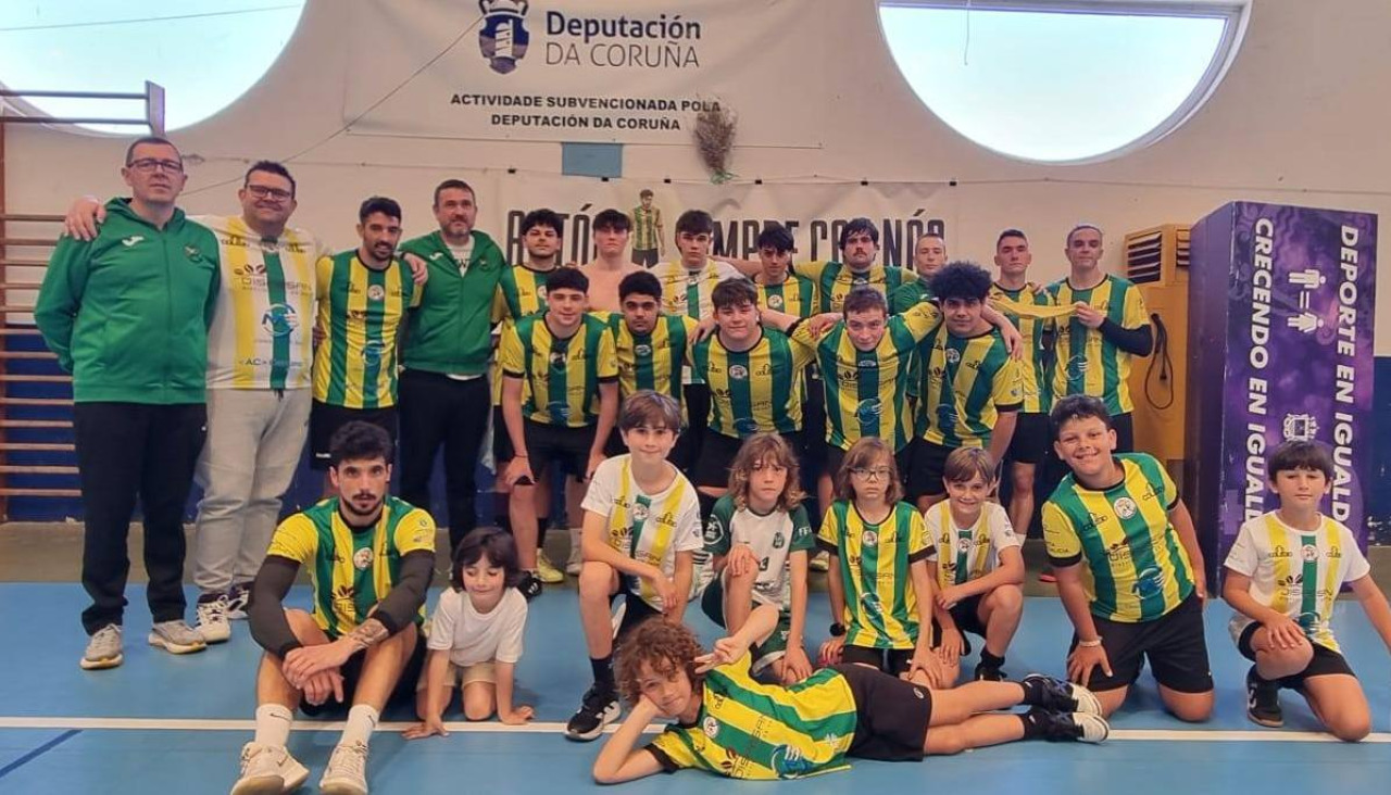 Foto de familia del grupo sénior y cantera del club