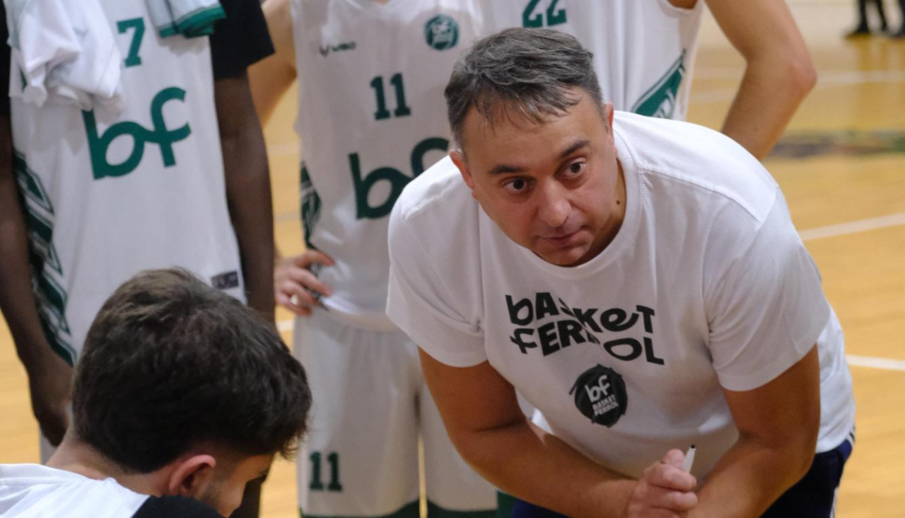 Suso Varela da instrucciones a sus pupilos durante un tiempo muerto