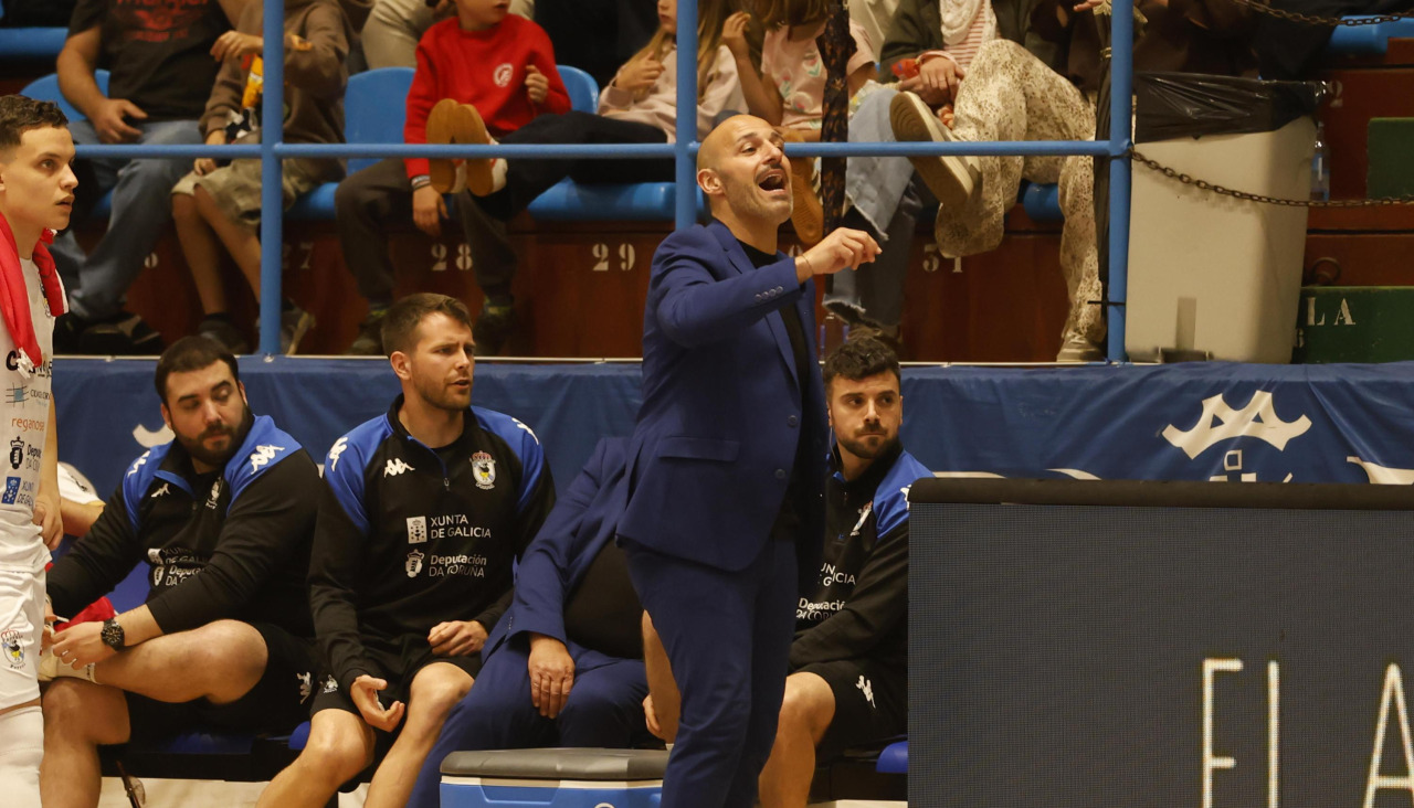 Pol Cuairán dando instrucciones a sus jugadores
