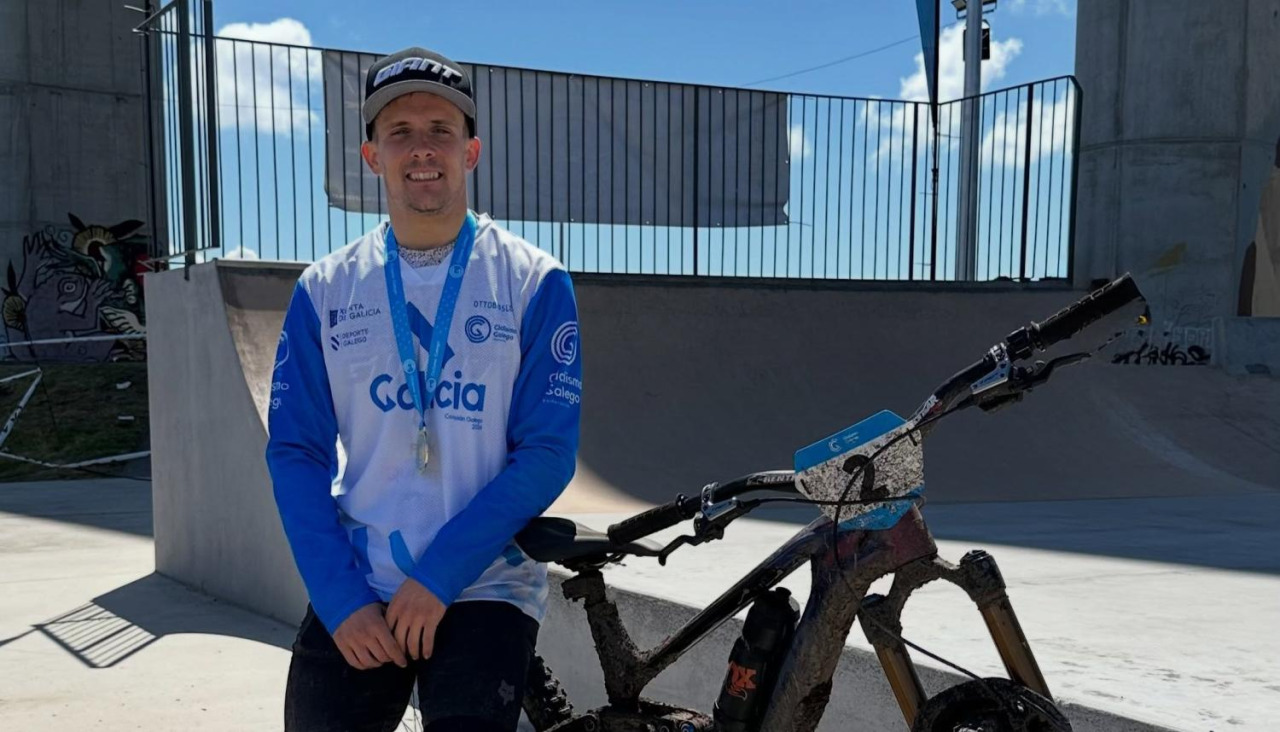 El local, con la medalla conseguida en la cita autonómica