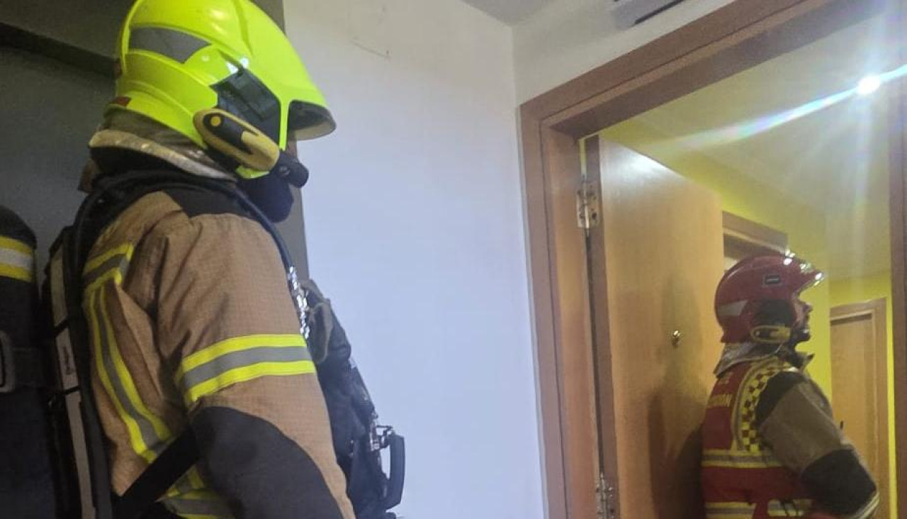 Bomberos entrando en la vivienda