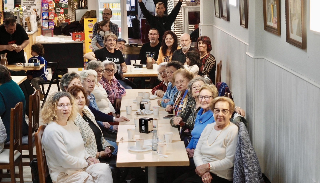 Imagen de la merienda intergeneracional celebrada el año pasado en la SRD Canido
