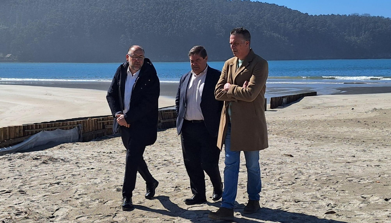Gil, Abalde y Moreda en el arenal de A Magdalena