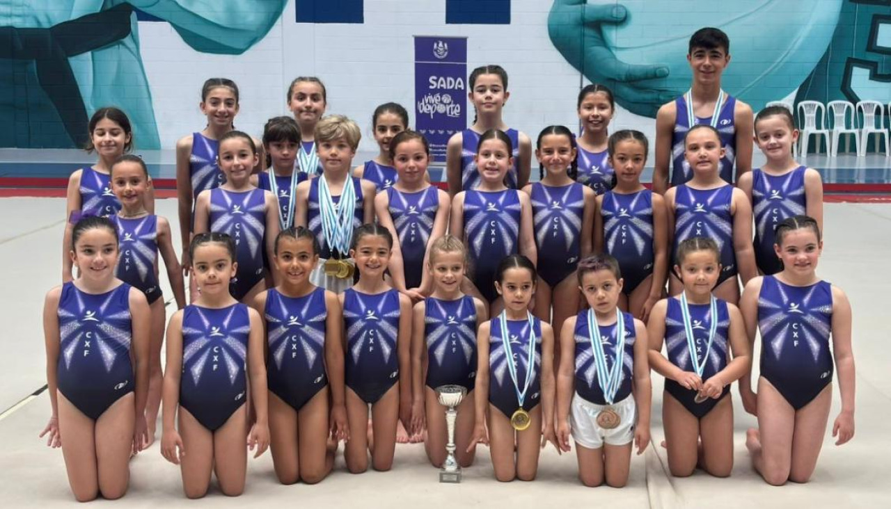 Parte de la joven delegación local, con sus medallas