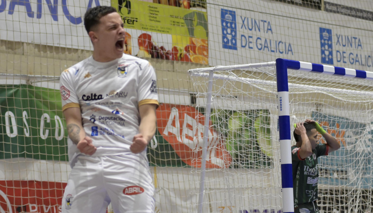 Bruno Dias celebra uno de los tantos que marcó O Parrulo en el derbi ante el Noia Portus Apóstoli
